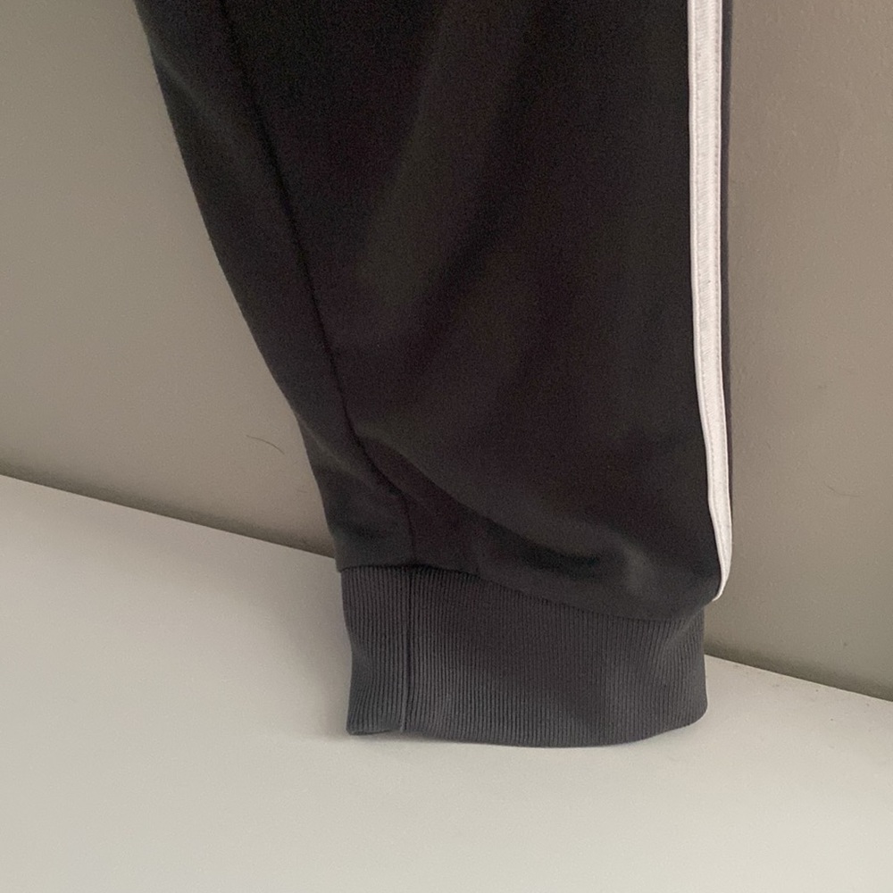 Adidas jogger - Picture 3 of 3
